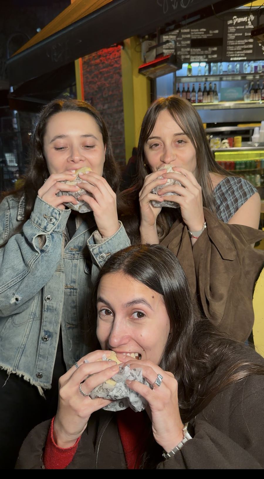 Grupo del tour comiendo choripán