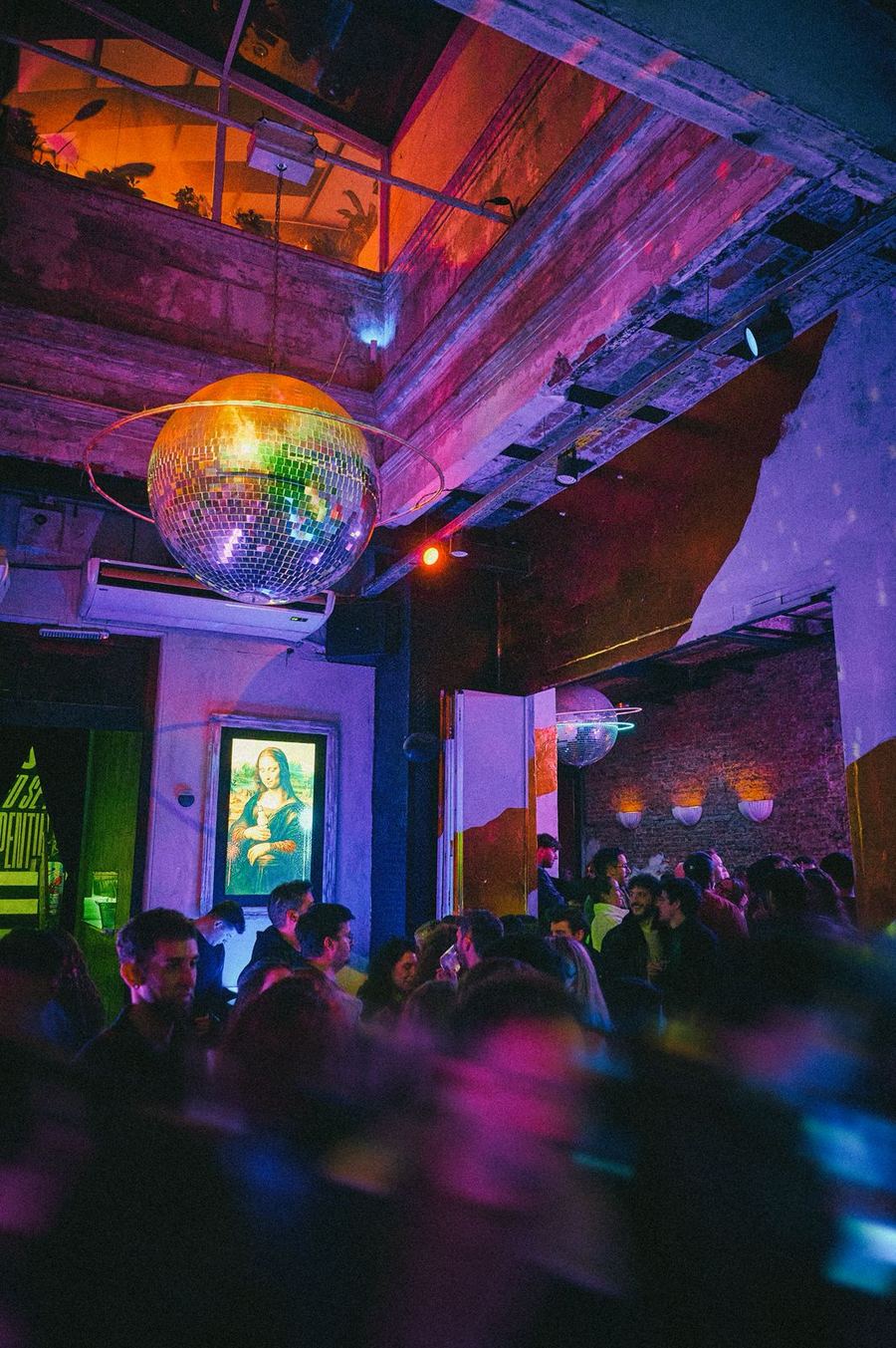 Interior de Tres Monos, uno de los mejores bares de Buenos Aires