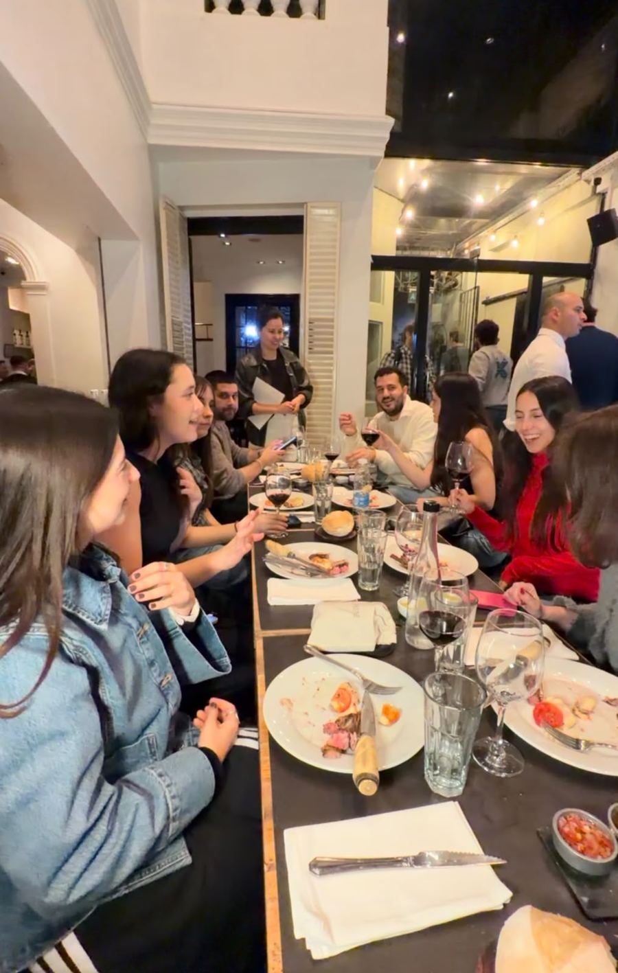 Grupo del tour cenando en Lo de Jesús