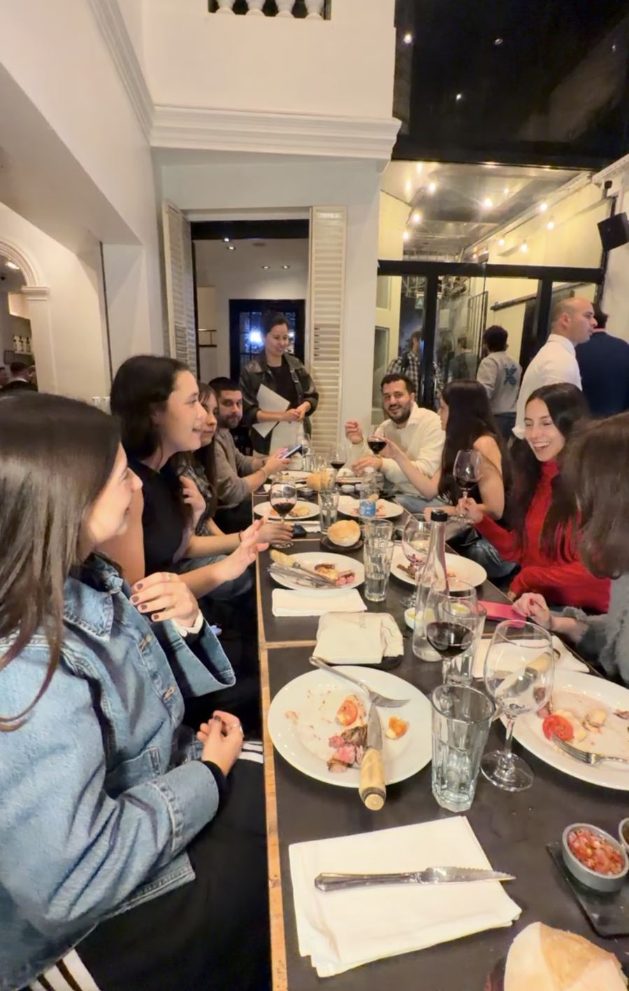 Grupo del tour brindando con vino