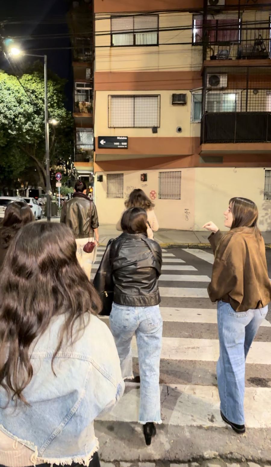 Caminando por las calles de Palermo Soho de noche