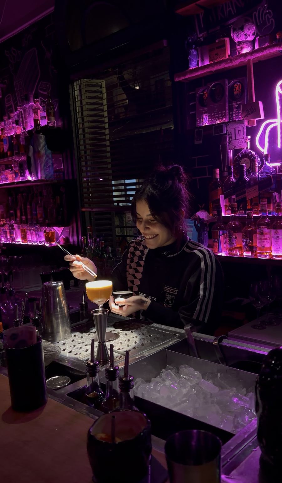 Bartender de Tres Monos preparando un cóctel