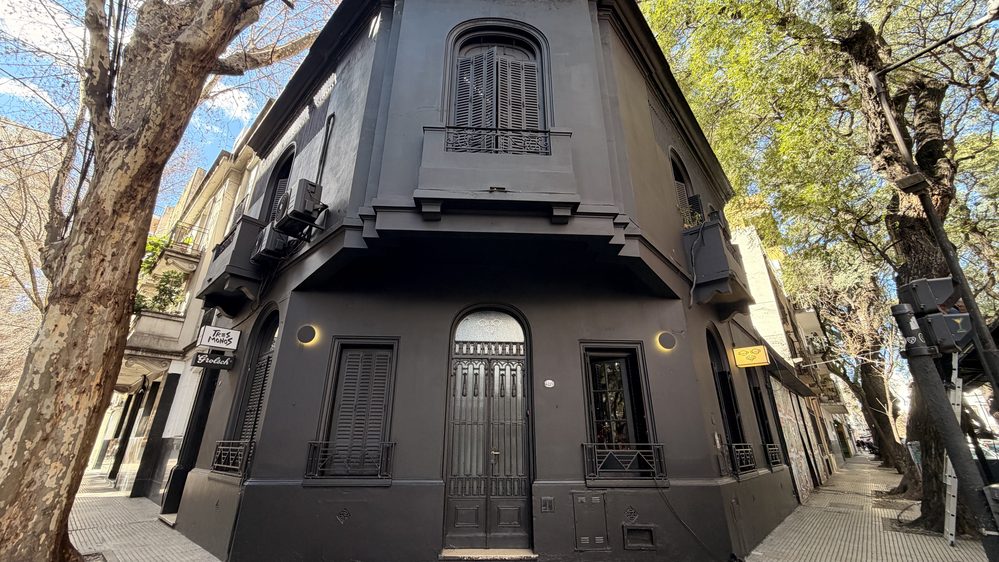 Fachada de Tres Monos Bar
